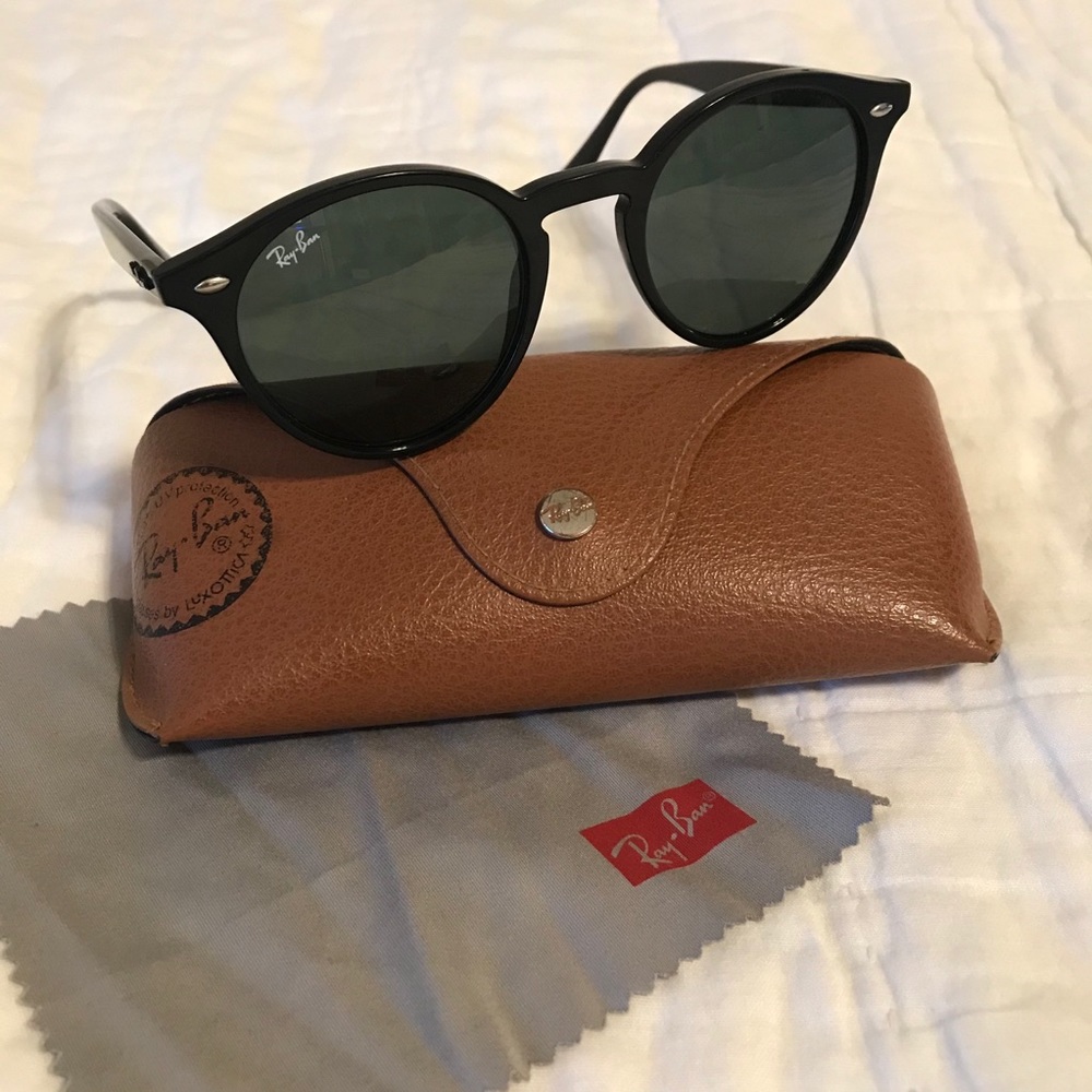 Black Ray-Bans